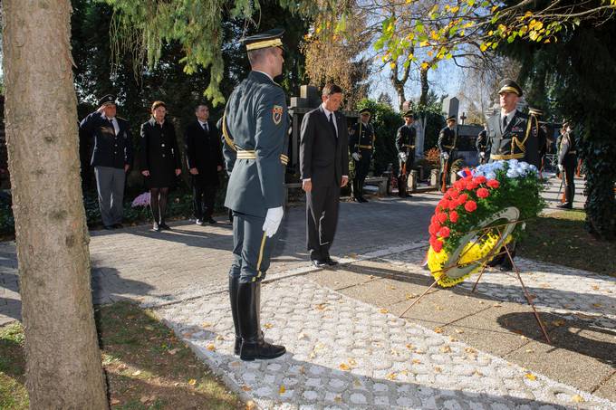 Predsednik republike Borut Pahor je v spremstvu predsednika Državnega zbora Republike Slovenije Janka Vebra, predsednice Vlade Republike Slovenije mag. Alenke Bratušek, predsednika Državnega sveta Republike Slovenije Mitje Bervarja, načelnika Generalštaba Slovenske vojske brigadirja Dobrana Božiča ter generalnega direktorja Policije Stanislava Venigerja ob dnevu spomina na mrtve na ljubljanskem Pokopališču Žale položil venec k Lipi sprave